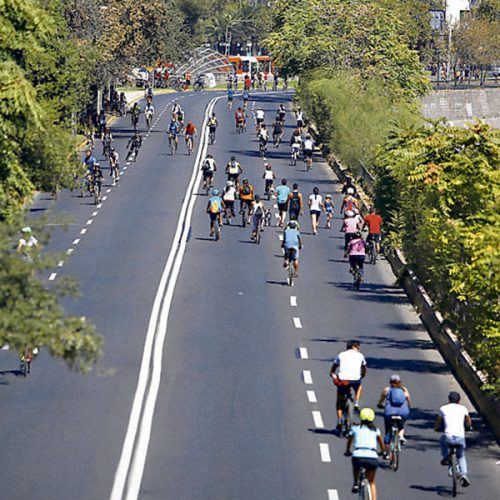 calle sin autos con gente caminando y en bicicleta