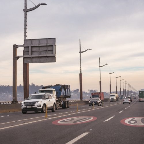 puente para vehículos que cruza el río bio bío